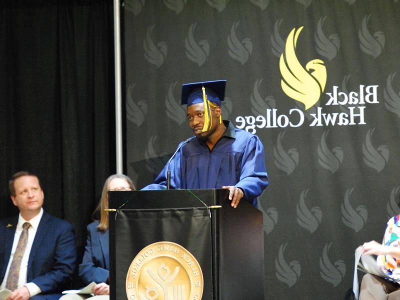 GED毕业生戴帽 & 穿上礼服，站在讲台上讲话